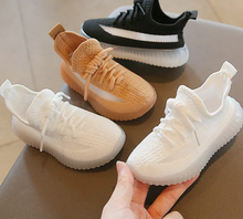Cargar imagen en el visor de la galería, Deportiva blanca 2024